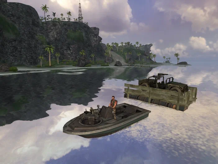 Dans la scène du jeu vidéo Far Cry, un personnage se tient au gouvernail d'un petit bateau de type Zodiac près d'une plateforme flottante sur laquelle repose un véhicule militaire, avec une côte tropicale et des falaises en arrière-plan.