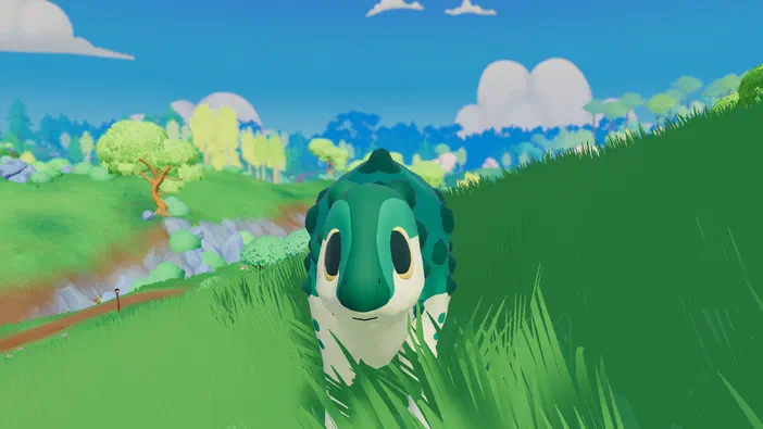 Un dinosaure vert et blanc avance dans les herbes sur une colline verdoyante sous un ciel bleu, capture d'écran du jeu vidéo Paleo Pines.