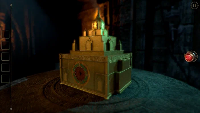 Capture d'écran du jeu vidéo The Room Two montrant un objet mécanique doré complexe à plusieurs niveaux sur une table en bois sombre.
