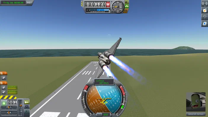 Capture d'écran du jeu vidéo Kerbal Space Program montrant un vaisseau spatial en phase de lancement depuis une piste avec des effets de propulsion visibles et divers indicateurs de vol à l'écran.