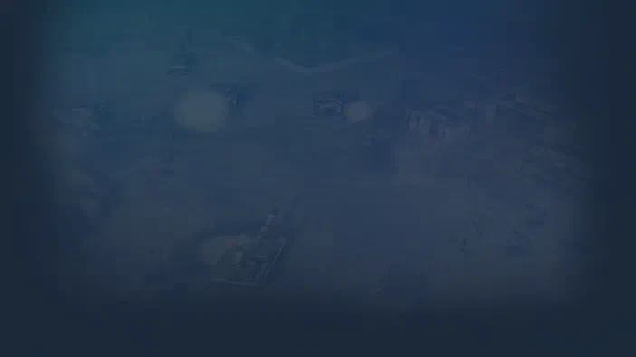 Capture d'écran du jeu vidéo Command & Conquer™: Generals montrant un champ de bataille avec véhicules militaires et explosions.