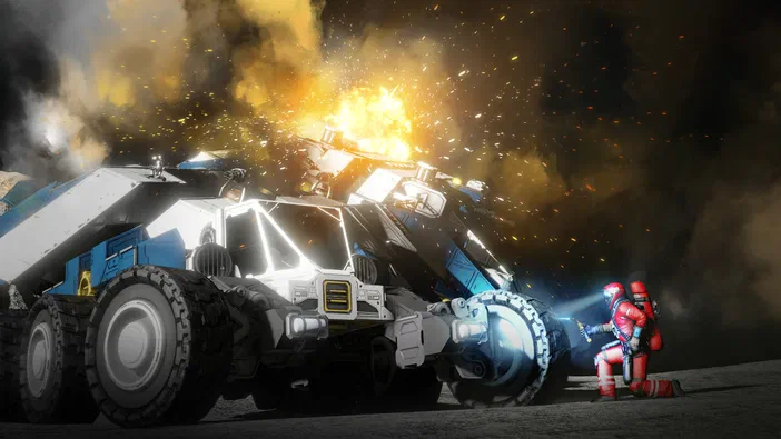 Dans le jeu Space Engineers, un ingénieur en combinaison rouge s'agenouillant près d'un véhicule spatial bleu et blanc qui subit une explosion avec des étincelles.