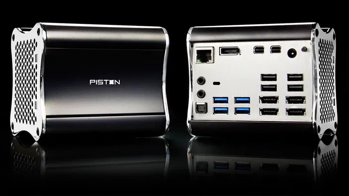 Deux vues d'un ordinateur de bureau compact nommé Xi3 Piston : le panneau avant noir avec des grilles de ventilation latérales et la façade arrière exposant de multiples ports USB, Ethernet et audio.