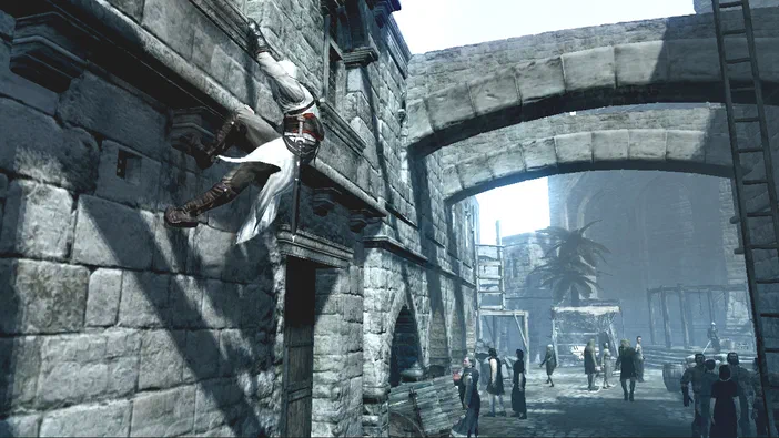 Un personnage d'Assassin's Creed grimpe sur un mur de pierre dans une ville médiévale où se trouvent plusieurs passants.