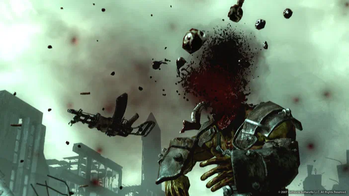 Dans Fallout 3, le joueur observe l'explosion violente d'un mutant avec des organes et du sang projetés au centre d'une scène urbaine ruinée sous un ciel gris verdâtre.