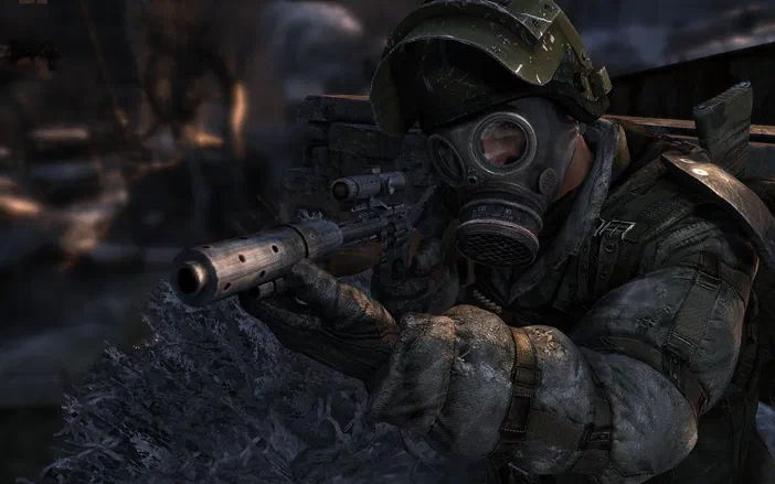 Dans un environnement sombre, un soldat en tenue post-apocalyptique vise attentivement à travers la lunette d'une carabine dotée d'un silencieux.