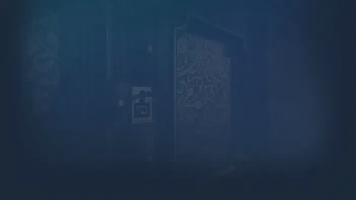 Image promotionnelle du jeu vidéo The Room montrant une porte en bois sombre ornée de motifs gravés dans un éclairage bleu mystérieux.