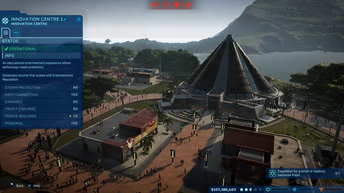 Capture d'écran du jeu Jurassic World Evolution montrant un Innovation Centre 1 opérationnel, entouré de visiteurs et situé dans un parc avec des montagnes au fond.