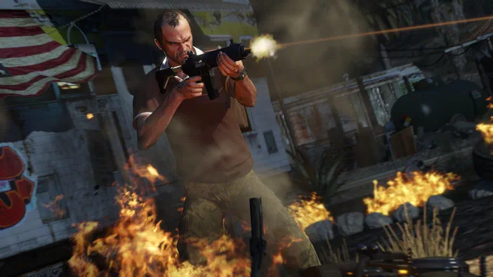 Un personnage masculin tient et tire une arme à feu au centre d'une scène urbaine enflammée dans le jeu vidéo Grand Theft Auto V.