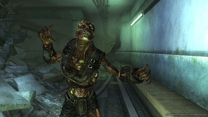 Dans Fallout 3 - Game of the Year Edition, un zombie avance dans la station métro de Washington DC dévastée