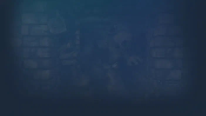 Une scène sombre et bleutée d'un donjon avec des murs de pierre où une silhouette floue se tient au centre dans le jeu Legend of Grimrock.
