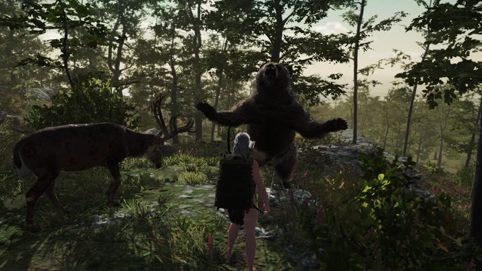 Dans une forêt dense du jeu vidéo Survisland, un personnage vu de dos fait face à un ours brun menaçant avec les bras écartés tandis qu'un cerf se tient prudemment sur la gauche.