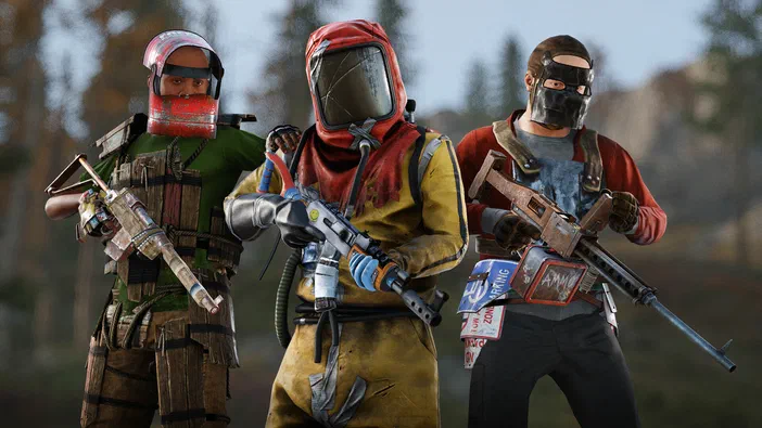 Trois joueurs du jeu vidéo Rust équipés d'armes improvisées et de tenues avec masques protecteurs.