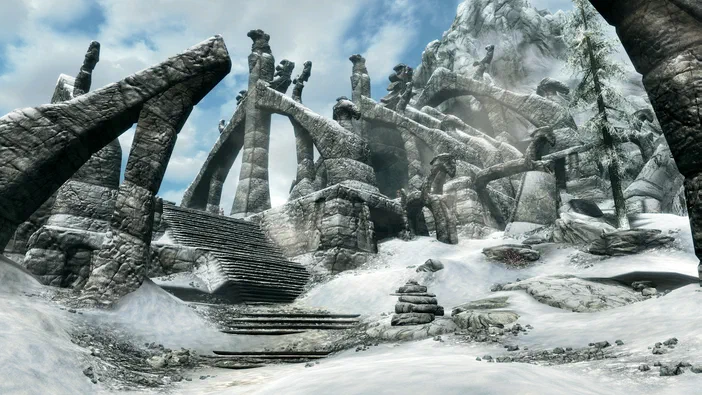 Vue d'une ruine en pierre dans un paysage enneigé du jeu vidéo The Elder Scrolls V: Skyrim Special Edition.