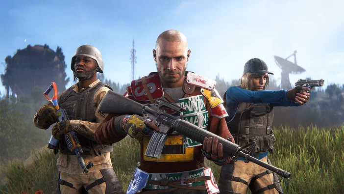 Dans le jeu vidéo Rust, trois personnages armés se tiennent en formation : au centre, un homme chauve avec une protection rouge tient un fusil d'assaut ; à gauche, un personnage noir en casque militaire brandit son arme ; à droite, une femme blonde vise avec un pistolet.