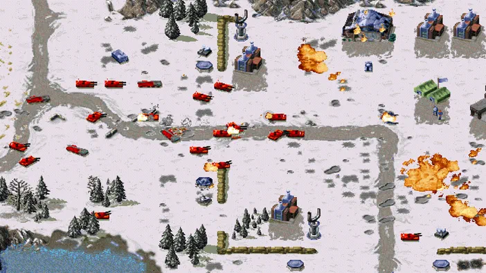 Capture d'écran du jeu de stratégie Command & Conquer : Red Alert, Counterstrike and The Aftermath montrant une bataille en vue isométrique avec des chars rouges et bleus sur un terrain enneigé.