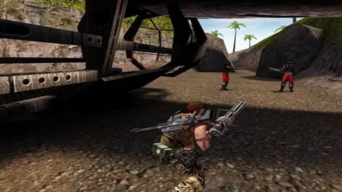 Dans Command & Conquer™: Renegade, un soldat en camouflage se tient sous une structure métallique et vise deux ennemis vêtus de rouge dans un décor tropical.