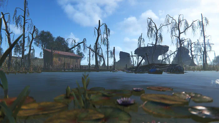Capture d'écran du jeu vidéo Rust montrant un paysage aquatique avec des nénuphars, plusieurs arbres morts et rochers flottants ainsi qu'une petite maison en bois sur pilotis à gauche sous un ciel bleu clair.