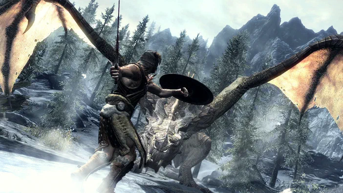 Capture d'écran du jeu vidéo The Elder Scrolls V: Skyrim où un guerrier combat un dragon dans une forêt enneigée avec des montagnes en arrière-plan.