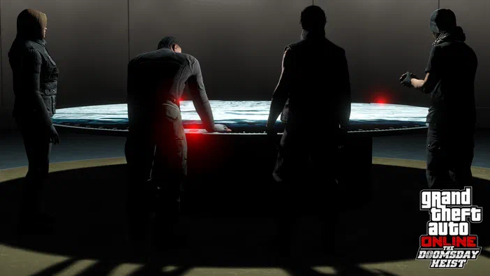Capture d'écran du jeu vidéo Grand Theft Auto V Legacy montrant quatre personnages de dos autour d'une table avec une projection bleue dans un environnement sombre.