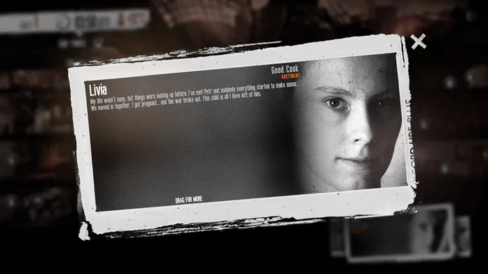 Capture d'écran du jeu vidéo This War of Mine affichant le portrait noir et blanc du personnage Livia accompagné de son récit textuel.
