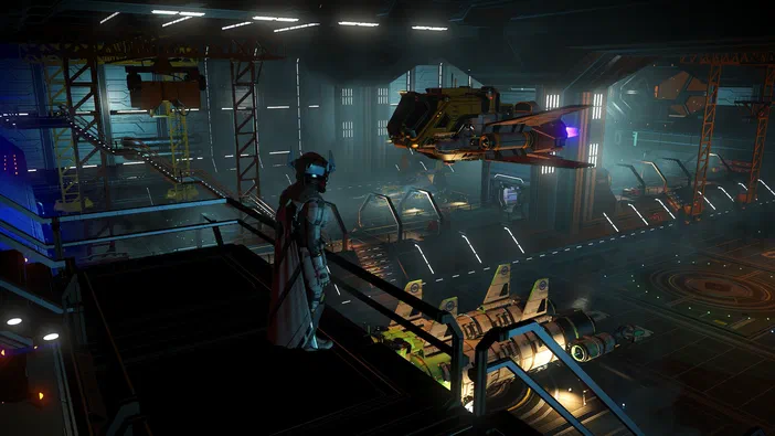Dans No Man's Sky, un personnage en armure observe une base spatiale où plusieurs vaisseaux sont stationnés dans un hangar futuriste.