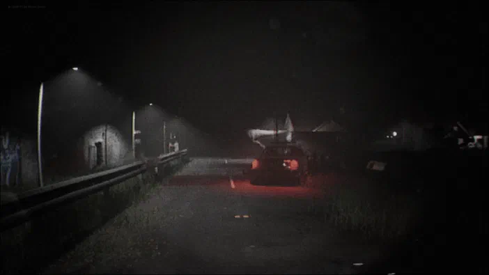 Capture d'écran du jeu Unknown Tapes montrant une scène nocturne avec une voiture rouge sur la route et des lampadaires à gauche.