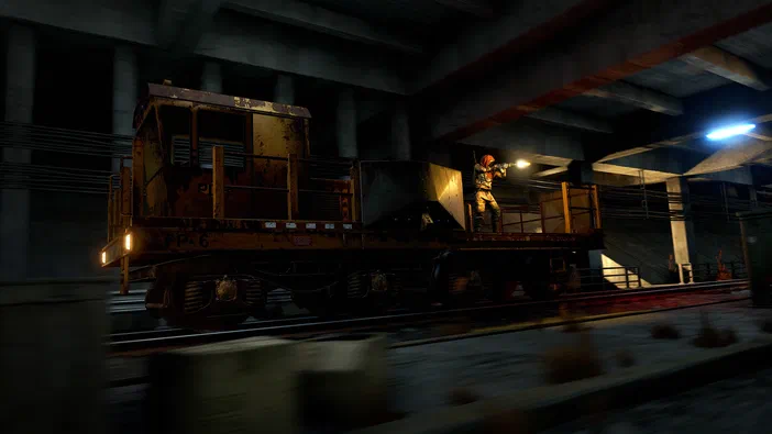 Dans le jeu Rust, un joueur armé se tient sur une locomotive rouillée en mouvement dans un tunnel souterrain sombre.