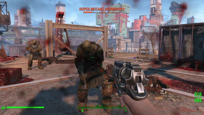 Dans Fallout 4, vue à la première personne d'un joueur armé qui vise un "Super Mutant Skirmisher" au milieu d'une zone urbaine post-apocalyptique avec des bâtiments endommagés et du sang sur le sol.