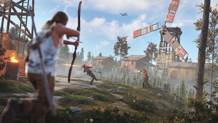 Dans le jeu vidéo Rust, une femme tire avec son arc au premier plan pendant qu'un combat oppose deux autres personnages près d'une base en bois et d'un moulin à vent.