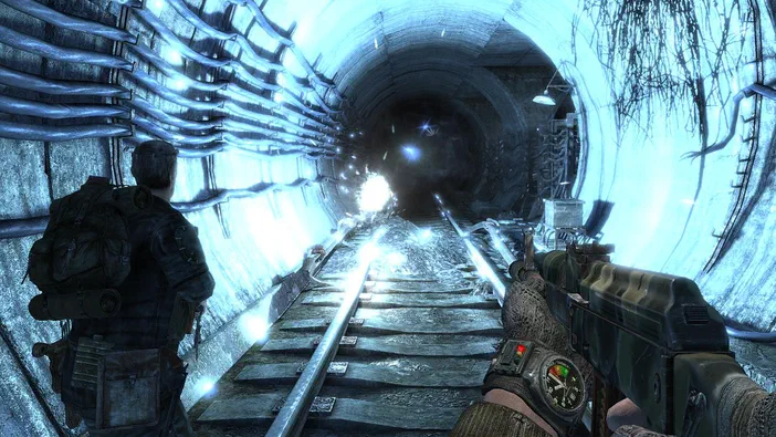 Scène du jeu vidéo Metro 2033 où un personnage en tenue de survie se tient dans un tunnel ferroviaire glacé vu à la première personne avec une arme pointée sur les rails.