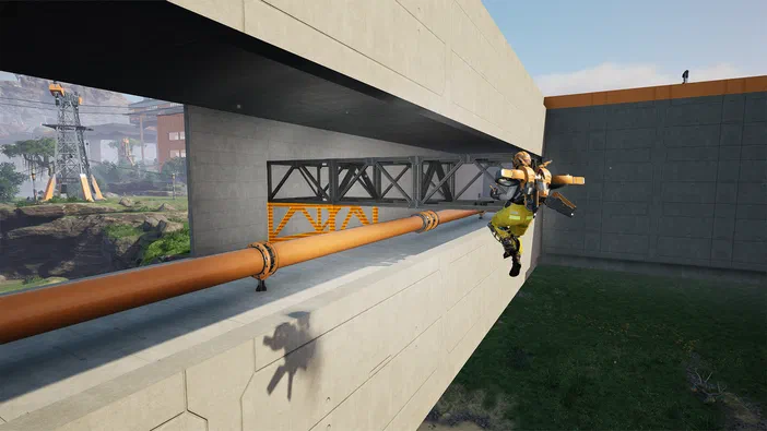 Capture d'écran du jeu vidéo Satisfactory montrant un personnage en combinaison jaune flottant près d'une structure industrielle avec des tuyaux orange.