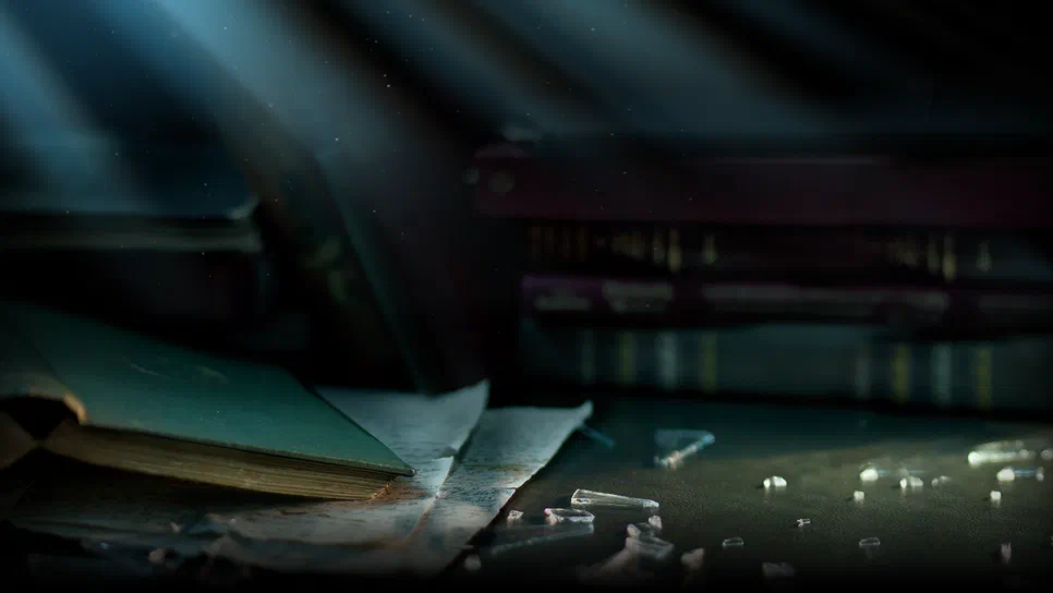 The Room 4: Old Sins Scène sombre du jeu The Room 4: Old Sins montrant des livres anciens, des papiers froissés et de la poussière flottante éclairée par un rayon de lumière.