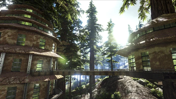 Capture d'écran du jeu ARK: Survival Evolved montrant des bâtiments en bois et métal reliés par une passerelle dans une forêt dense.