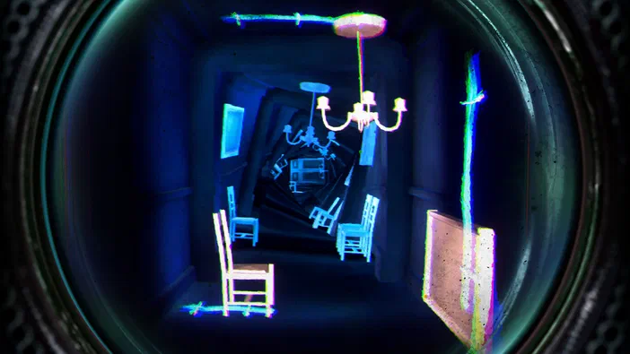 Capture d'écran de The Room 4: Old Sins montrant une perspective à travers un hublot circulaire sur un couloir sombre avec des chaises et lustres aux contours lumineux.