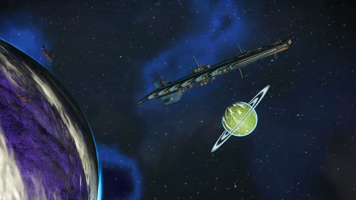 Dans l'espace du jeu No Man's Sky, un grand cargo est au centre de la composition. Sur sa gauche se trouve une planète violette et sur sa droite une autre avec des anneaux blancs.