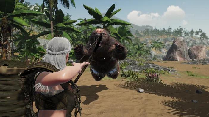 Dans le jeu vidéo Survisland, une archère aux cheveux blancs vise un ours blessé dans un environnement tropical avec des palmiers et du sable.