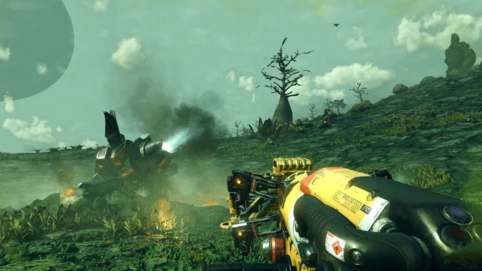 Vue en première personne d'un personnage armé dans le jeu vidéo No Man's Sky sur une planète aux couleurs vertes avec un vaisseau spatial à proximité.