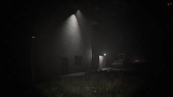 Capture d'écran du jeu vidéo Unknown Tapes montrant un bâtiment sombre éclairé par une lumière intense dans la nuit.
