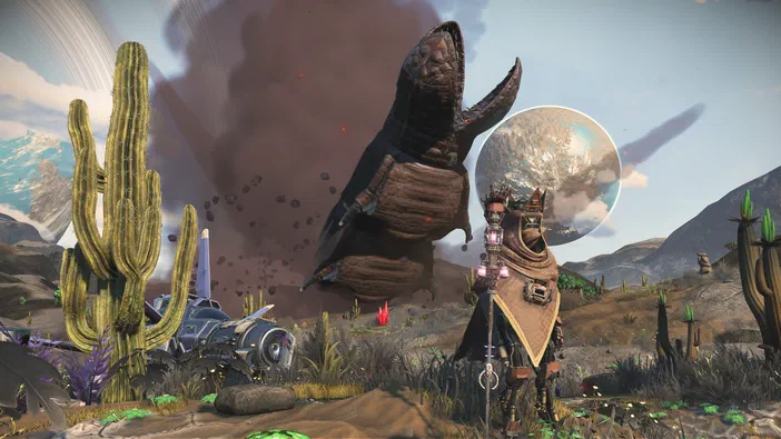 Dans le jeu vidéo No Man's Sky, un personnage robotique se tient sur une planète désertique avec des cactus devant une créature géante flottante et un astre en arrière-plan.