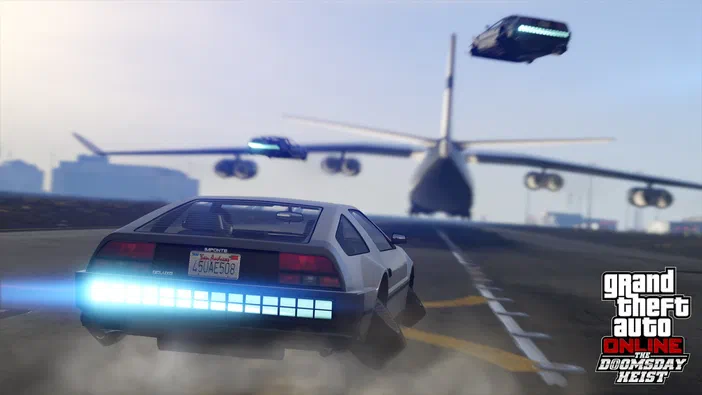 Capture d'écran du jeu vidéo Grand Theft Auto V Legacy montrant une voiture futuriste sur un aéroport avec des avions en arrière-plan et le logo de l'extension Doomsday Heist.