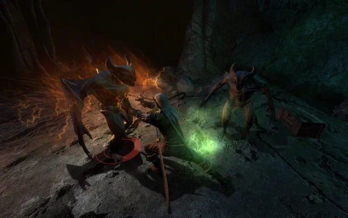Dans The Witcher: Enhanced Edition, le protagoniste combat deux créatures démoniaques dans une grotte sombre.