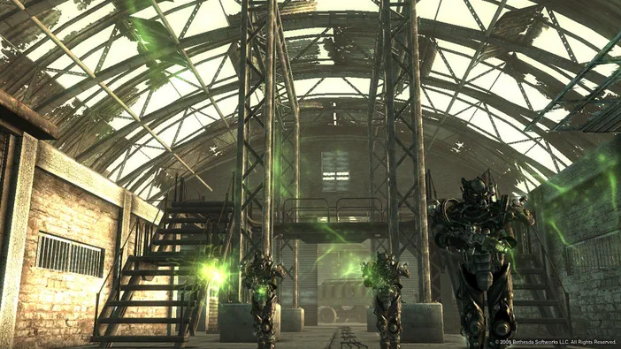 Capture d'écran de Fallout 3 montrant trois robots Power Armor dans un hangar industriel avec des effets verts lumineux.
