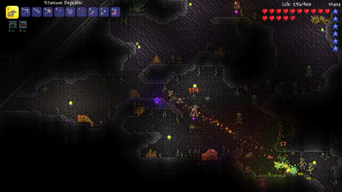 Capture d'écran du jeu Terraria montrant un personnage en combat dans une grotte sombre avec des ennemis et des effets de particules.