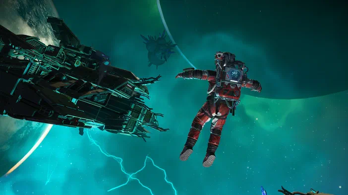 Dans l'espace de No Man's Sky, un astronaute flotte près d'un vaisseau spatial complexe avec des planètes en arrière-plan.