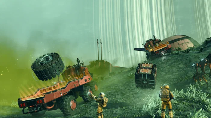 Dans le jeu vidéo No Man's Sky, deux explorateurs en combinaison jaune observent un véhicule orange dont la roue avant est détachée sur une planète aux couleurs vertes et jaunes.