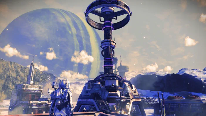 Capture d'écran du jeu vidéo No Man's Sky montrant un personnage en combinaison spatiale sur une base futuriste avec une planète bleue et des montagnes enneigées au loin.