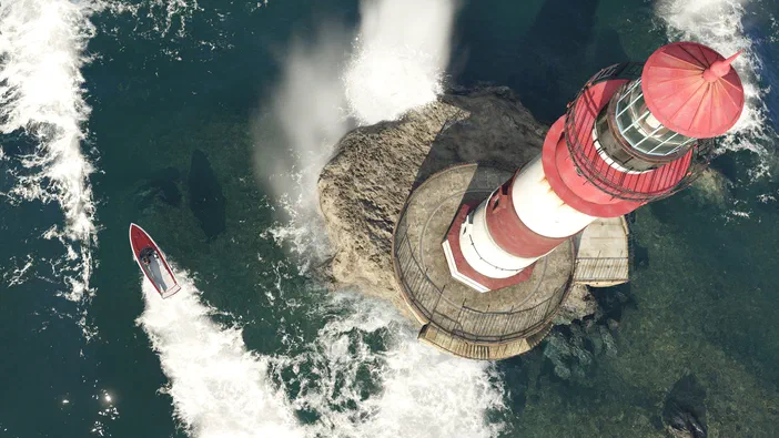 Vue aérienne d'un phare rouge et blanc sur une falaise rocheuse avec un bateau à moteur passant dans l'eau agitée.