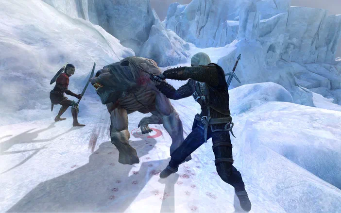 Dans The Witcher: Enhanced Edition, Geralt affronte un loup géant dans une zone enneigée avec son compagnon à ses côtés.