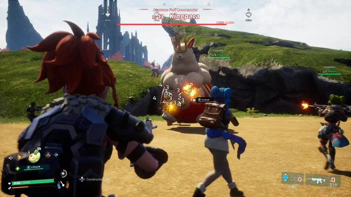 Dans Palworld, des joueurs affrontent le boss Kingpaca sur un terrain herbeux avec d'autres Pals en arrière-plan.